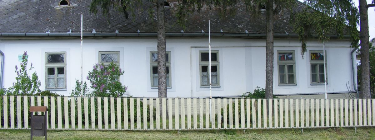 Faluház és Könyvtár